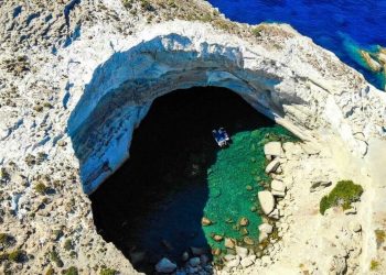 Κολυμπώντας στη Σπηλιά της Συκιάς, με θέα στον ουρανό του Αιγαίου