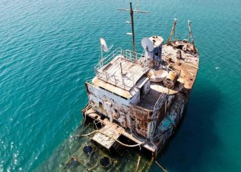 Το άγνωστο ναυάγιο του Πόρου που βρίσκεται λίγα μέτρα από την ακτή