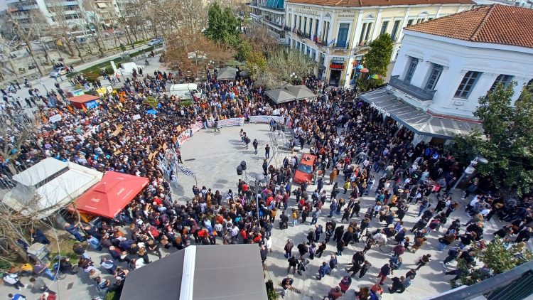 Εκατοντάδες Τρικαλινοί στη συγκέντρωση διαμαρτυρίας για το πολύνεκρο δυστύχημα στα Τέμπη