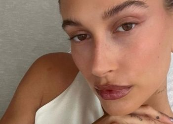 Nail queen: Η μανικιουρίστ της Hailey Bieber αποκάλυψε όλα τα μυστικά του μοντέλου για τέλεια νύχια