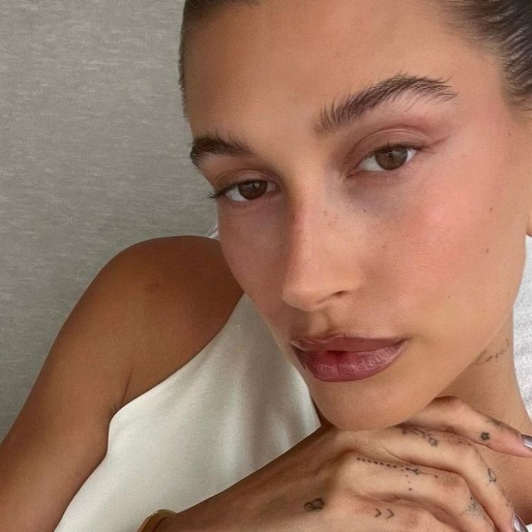 Nail queen: Η μανικιουρίστ της Hailey Bieber αποκάλυψε όλα τα μυστικά του μοντέλου για τέλεια νύχια