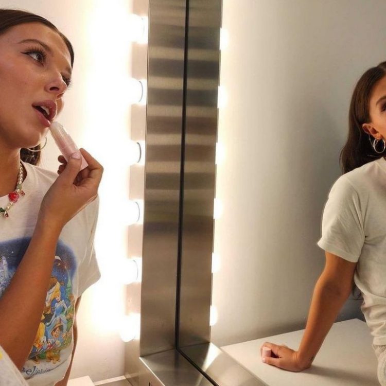 Το αξεσουάρ που δεν αποχωρίζεται η Millie Bobby Brown θα γίνει η νέα σου εμμονή