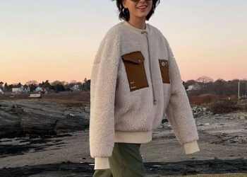 Teddy sweater: Αυτό είναι το cozy top που θα αντικαταστήσει το μπουφάν σου