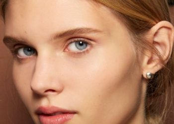 Αυτό το concealer έχει 3.6 δις προβολές στο TikTok και υπόσχεται το πιο φωτεινό βλέμμα ever