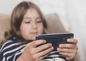 To TikTok θα εφαρμόσει νέο χρονικό όριο για χρήστες κάτω των 18 ετών