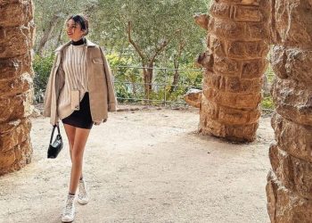 Η Ιφιγένεια Τζόλα σού δείχνει πώς να φορέσεις τώρα τη φούστα με τα sneakers