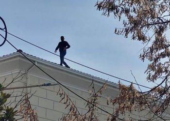 (ΕΚΤΑΚΤΟ): Ανδρας απειλεί να πέσει απο τη στέγη του δικαστικού μεγάρου