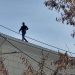 (ΕΚΤΑΚΤΟ): Ανδρας απειλεί να πέσει απο τη στέγη του δικαστικού μεγάρου