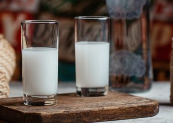 Το «φαινόμενο» του ούζου – Έπιστήμονες βρήκαν απάντηση σε ένα χρόνιο ερώτημα για το λευκό χρώμα