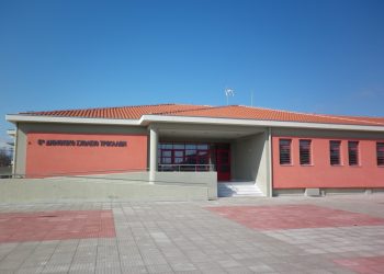Βρήκαν χρήματα στην αυλή του 6ου Δημοτικού σχολείου και τα παρέδωσαν στην Αστυνομία-Αναζητείται ο κάτοχος