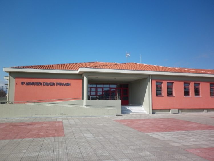 Βρήκαν χρήματα στην αυλή του 6ου Δημοτικού σχολείου και τα παρέδωσαν στην Αστυνομία-Αναζητείται ο κάτοχος