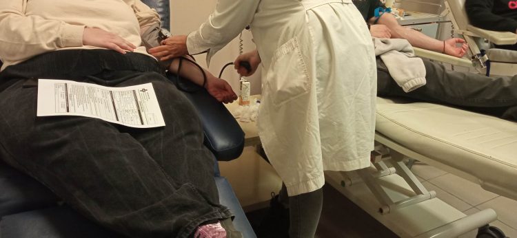 Οι νέοι των Τρικάλων έδωσαν το αίμα τους για τους τραυματίες των Τεμπών