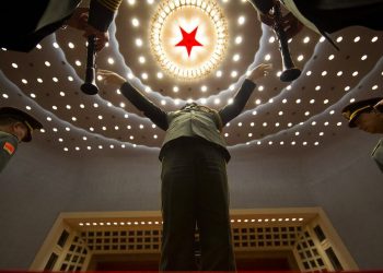 Α.Ρ Πάνω από 400 άνθρωποι έχασαν την ιδιότητα του δισεκατομμυριούχου πέρυσι, οι περισσότεροι από την Κίνα, σύμφωνα με τη λίστα Hurun  Πάνω από 400 άνθρωποι έχασαν την ιδιότητα του δισεκατομμυριούχου πέρυσι, οι περισσότεροι από την Κίνα, καθώς η παγκόσμια νομισματική σύσφιξη, τα προβλήματα που προκάλεσε η COVID-19 και τα μέτρα καταστολής του Πεκίνου σε μεγάλες εταιρίες τεχνολογίας έπληξαν τους μεγιστάνες, σύμφωνα με κατάταξη των πλουσιότερων ανθρώπων του κόσμου.  Η Κίνα έχασε 229 δισεκατομμυριούχους από την Hurun Global Rich List 2023, αντιστοιχώντας σε πάνω από τους μισούς από τους 445 ανθρώπους που αφαιρέθηκαν από τη λίστα, στην οποία περιλαμβάνονται μεγιστάνες των οποίων η περιουσία έχει ελάχιστη καθαρή αξία 1 δισεκ. δολάρια, όπως ανέφερε σήμερα η έκθεση Hurun.  ADVERTISING   Η δεύτερη μεγαλύτερη οικονομία του κόσμου προσέθεσε επίσης 69 νέους δισεκατομμυριούχους στη λίστα αυτή κατά την περίοδο αυτή. «Ο αριθμός των δισεκατομμυριούχων στον κόσμο έχει μειωθεί κατά 8%, ενώ ο συνολικός τους πλούτος μειώθηκε κατά 10%», ανέφερε ο Ρούπερτ Χούγκεβερφ, ιδρυτής και πρόεδρος της Hurun Report. Συνολικά 3.112 άνθρωποι περιλαμβάνονται στη λίστα συγκριτικά με 3.381 ένα χρόνο νωρίτερα, πρόσθεσε ο ίδιος.  Η Κίνα παρέμεινε η μεγαλύτερη πηγή για υπερπλούσιους, με τον συνολικό αριθμό δισεκατομμυριούχων να διαμορφώνεται στους 969 στις 16 Ιανουαρίου του 2023, μπροστά από τις ΗΠΑ με 691 μεγιστάνες. Οι εταιρίες με είδη πολυτελείας είχαν μια καλή χρονιά, με τον επικεφαλής της LVMH Μπερνάρ Αρνό να ανεβαίνει στην κορυφή της λίστας και τους κληρονόμους της Hermes Μπερτράν Πουές και μέλη της οικογένειας του να βρίσκονται στην τρίτη θέση.  Από τα ονόματα που αφαιρέθηκαν από τη λίστα ξεχωρίζει ο Σαμ Μπάνκμαν-Φριντ που έχασε την περιουσία του ύψους 21 δισεκ. δολαρίων μετά την κατάρρευση της πλατφόρμας ανταλλαγών κρυπτονομισμάτων FTX. Στην Κίνα, ο Τζακ Μα, ιδρυτής του κινεζικού κολοσσού ηλεκτρονικού εμπορίου Alibaba Group Holding, υποχώρησε στην 52η θέση από την 34η ένα χρόνο νωρίτερα, κυρίως λόγω των κινεζικών ρυθμιστικών μέτρων καταστολής στον τεχνολογικό κλάδο.  «Οι αυξήσεις επιτοκίων, η ανατίμηση του αμερικανικού δολαρίου, η τεχνολογική φούσκα που δημιουργήθηκε λόγω της COVID και η οποία έσκασε και ο συνεχής αντίκτυπος του ρωσο-ουκρανικού πολέμου έχουν όλα αυτά συνδυάστηκαν για να πλήξουν τις χρηματιστηριακές αγορές», δήλωσε ο Χούγκεβερφ. Κατά το περασμένο έτος έως τα τέλη Ιανουαρίου, ο S&P 500 κατέγραψε απώλειες πάνω από 14%, ενώ στην Κίνα ο δείκτης Shanghai Composite έχασε σχεδόν 11%.  Στο μεταξύ, το κινεζικό γιουάν έχασε περίπου 8% της αξίας του έναντι του δολαρίου το 2022, η μεγαλύτερη ετήσια πτώση του από το 1994, λόγω κυρίως των επιθετικών αυξήσεων επιτοκίων από τη Federal Reserve και της επιβράδυνσης της εγχώριας οικονομίας.