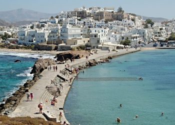 «Το ελληνικό νησί που είναι καλύτερο από τη Μύκονο» – Ύμνος της βρετανικής Sun για τη Νάξο
