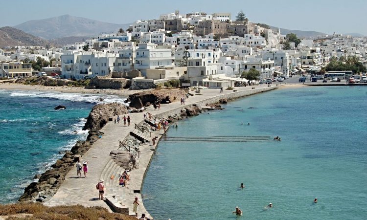 «Το ελληνικό νησί που είναι καλύτερο από τη Μύκονο» – Ύμνος της βρετανικής Sun για τη Νάξο