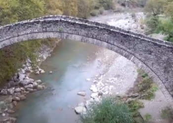Το υπέροχο πέτρινο Τοξωτό Γεφύρι Πορταϊκού ποταμού Πύλης Τρικάλων