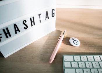 «Hashtag»: Ποιος κρύβεται πίσω από το επαναστατικό σύμβολο των Social Media – Η άγνωστη ιστορία του