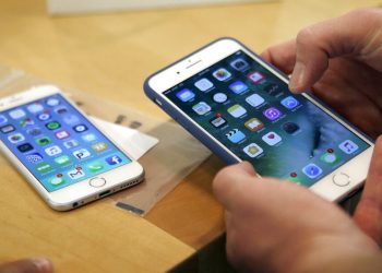 Το Κρεμλίνο κηρύσσει πόλεμο…στα iPhone – «Πετάξτε τα ή δώστε τα στα παιδιά»