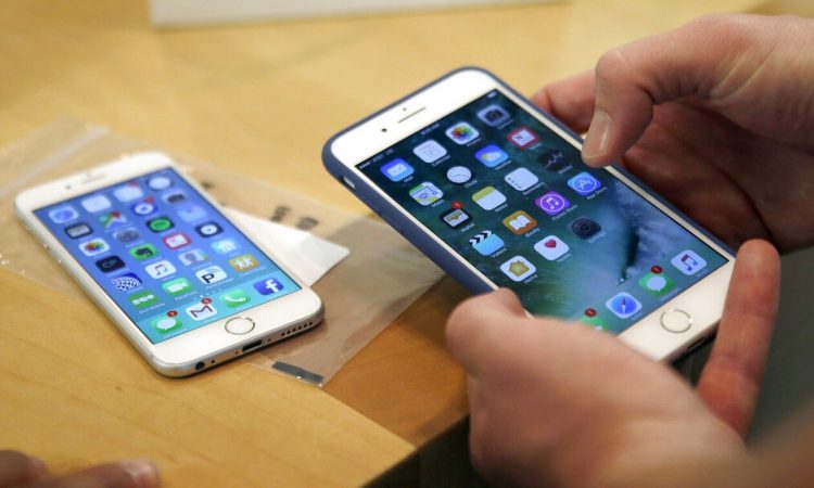 Το Κρεμλίνο κηρύσσει πόλεμο…στα iPhone – «Πετάξτε τα ή δώστε τα στα παιδιά»