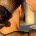 5 (καθόλου βαρετοί) τρόποι να φορέσεις τα scrunchies στα μαλλιά
