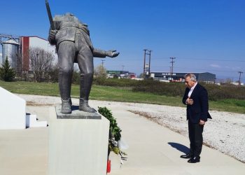 Χρ. Μιχαλάκης: Σεβασμός και ευγνωμοσύνη σε όσους θυσιάστηκαν για την Ελευθερία-Κατάθεση στεφάνου από τον Αντιπεριφερειάρχη στο μνημείο Πεσόντων στο Ύψωμα 731
