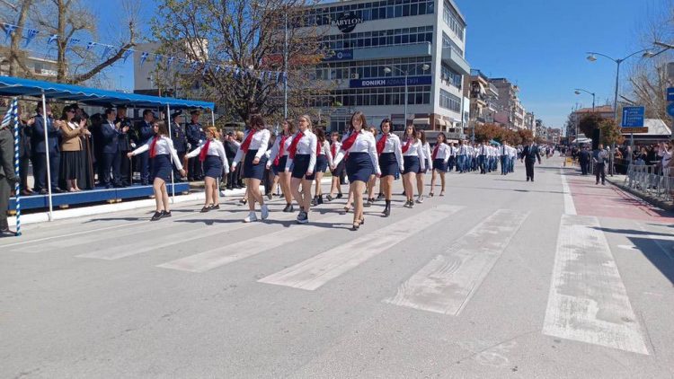 Με μεγαλοπρέπεια η παρέλαση σήμερα στα Τρίκαλα (φωτό-video)