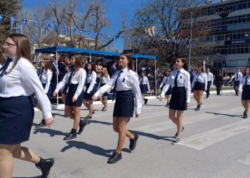 Πένθος για τα θύματα των Τεμπών από σχολείο των Τρικάλων στην παρέλαση