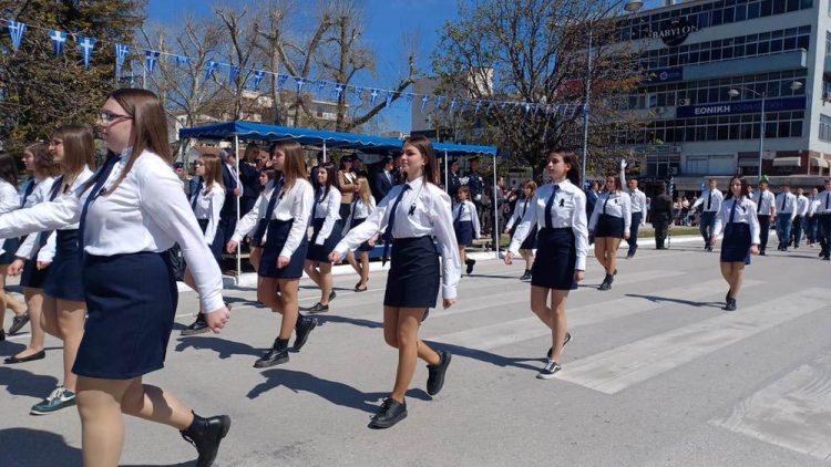 Πένθος για τα θύματα των Τεμπών από σχολείο των Τρικάλων στην παρέλαση