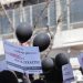 Τέμπη: Στους δρόμους μαθητές και φοιτητές – Μαύρα μπαλόνια «για τα παιδιά που χάθηκαν στη Λάρισα»