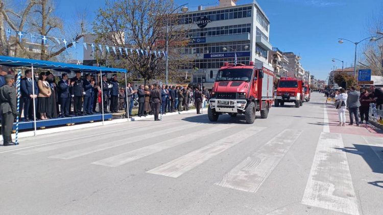 Εντυπωσιακή η παρουσία της Πυροσβεστικής στην παρέλαση