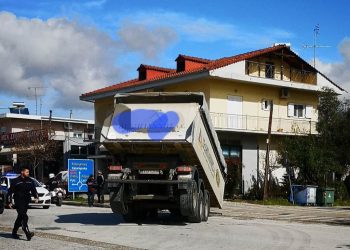 Τρίκαλα: Ξεκόλλησε καρότσα φορτηγού σκορπώντας τον τρόμο στους διερχόμενους οδηγούς 