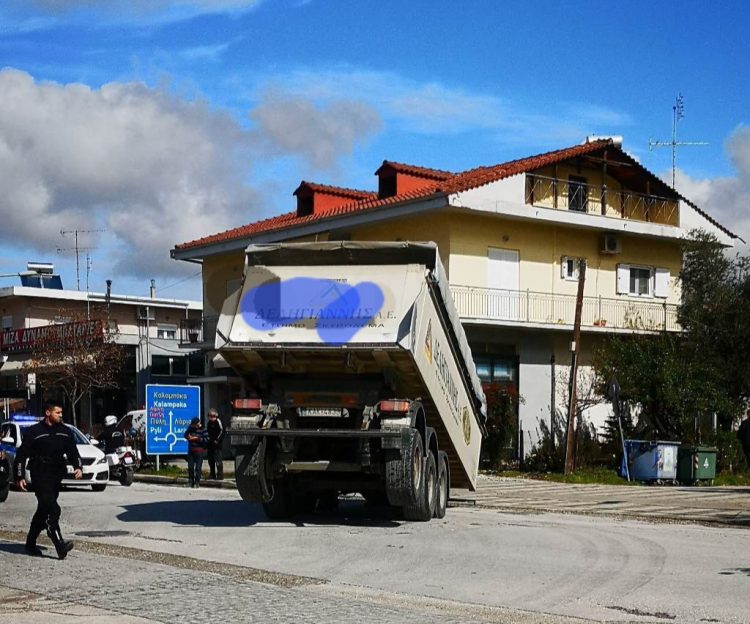 Τρίκαλα: Ξεκόλλησε καρότσα φορτηγού σκορπώντας τον τρόμο στους διερχόμενους οδηγούς