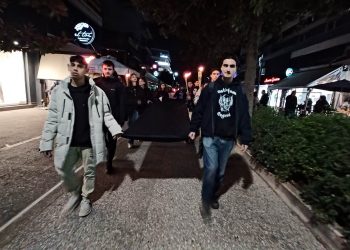 Τρίκαλα: Εκατοντάδες άνθρωποι κάθε ηλικίας στη σιωπηρή διαμαρτυρία για τους νεκρούς των Τεμπών-Σύνθημα «Tα κέρδη τους οι νέκροι μας» (video)