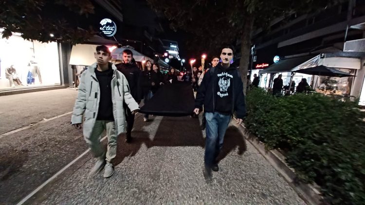 Τρίκαλα: Εκατοντάδες άνθρωποι κάθε ηλικίας στη σιωπηρή διαμαρτυρία για τους νεκρούς των Τεμπών-Σύνθημα «Tα κέρδη τους οι νέκροι μας» (video)