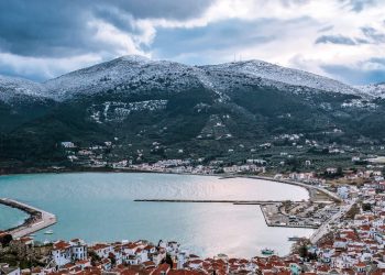 Mirror: Η Σκόπελος στις 10 πιο εμβληματικές κινηματογραφικές τοποθεσίες του κόσμου