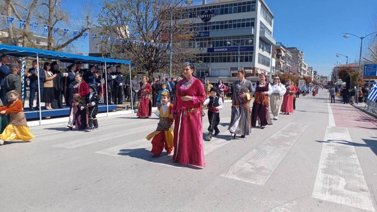 Με άρωμα από το παρελθόν η παρουσία των Πολιτιστικών Συλλόγων στην παρέλαση