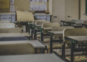 Λουτράκι: Καθηγητής χτύπησε μαθητή σπρώχνοντας με δύναμη το θρανίο – Μεταφέρθηκε στο νοσοκομείο