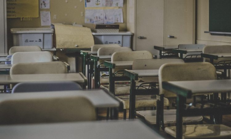 Λουτράκι: Καθηγητής χτύπησε μαθητή σπρώχνοντας με δύναμη το θρανίο – Μεταφέρθηκε στο νοσοκομείο