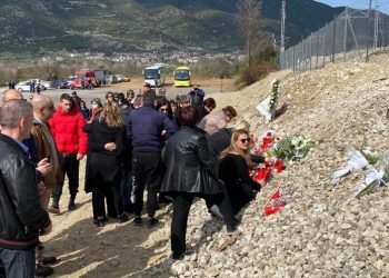 Ράγισαν καρδιές στο τρισάγιο που τελέστηκε στα Τέμπη