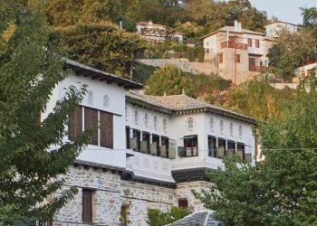 Βυζίτσα: Τα πετρόχτιστα αρχοντικά και η μαγική πλατεία