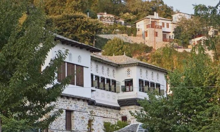 Βυζίτσα: Τα πετρόχτιστα αρχοντικά και η μαγική πλατεία