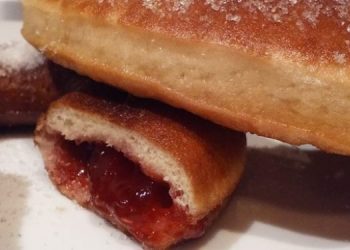 Γεμιστά ντόνατς με σοκολάτα και φράουλα