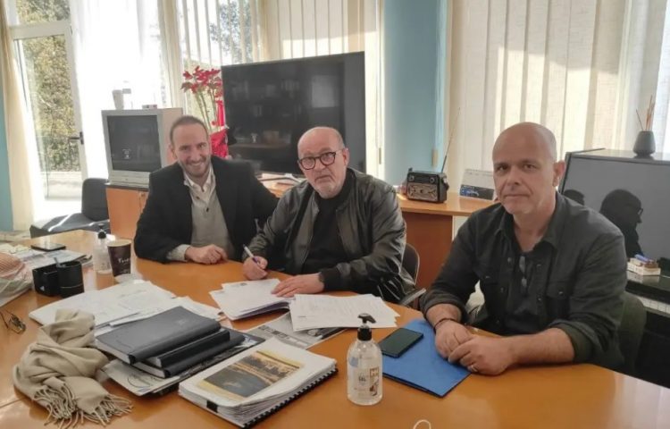 Δήμος Φαρκαδόνας-Υπογραφή σύμβασης έργου «Επισκευή και συντήρηση γηπέδων καλαθοσφαίρισης»
