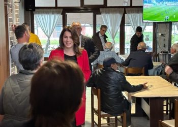 Μικροί και μεγάλοι στο πλευρό της Παπακώστα