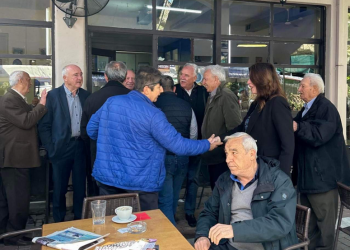 Θερμή υποδοχή ετεροδημoτών στην Βουλευτή της ΝΔ Κατερίνας Παπακώστα στα Φάρσαλα.