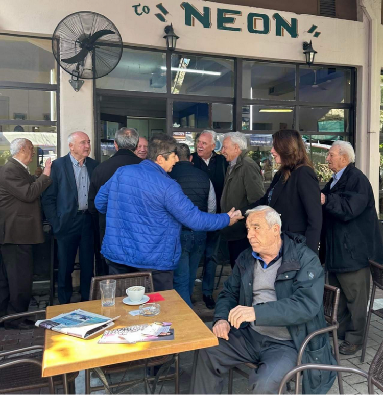 Θερμή υποδοχή ετεροδημoτών στην Βουλευτή της ΝΔ Κατερίνας Παπακώστα στα Φάρσαλα.