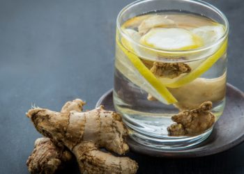 Νερό με τζίντζερ: Τι προσφέρει στην υγεία – Πώς ακριβώς να το φτιάξετε