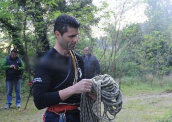 Μπλούζα με τα ονόματα των τριών αγγελουδιών που έχασαν την ζωή τους στο δυστύχημα των Τεμπών φορούσε ο πρώτος αναρριχητής που ανέβηκε φέτος στον Άϊ Γιώργη τον «Μαντηλά» στo Καστράκι