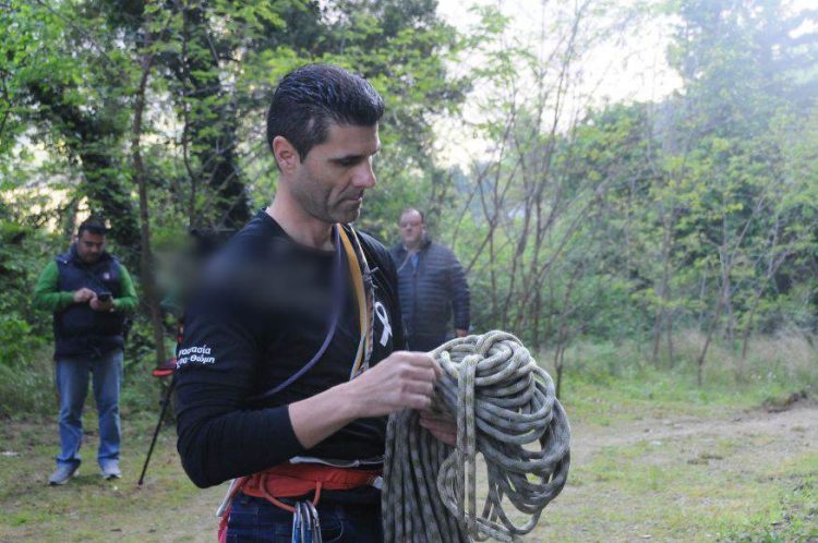 Μπλούζα με τα ονόματα των τριών αγγελουδιών που έχασαν την ζωή τους στο δυστύχημα των Τεμπών φορούσε ο πρώτος αναρριχητής που ανέβηκε φέτος στον Άϊ Γιώργη τον «Μαντηλά» στo Καστράκι