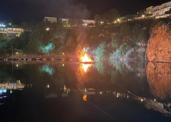 Ηράκλειο: Το κάψιμο του Ιούδα στη λίμνη του Αγίου Νικολάου